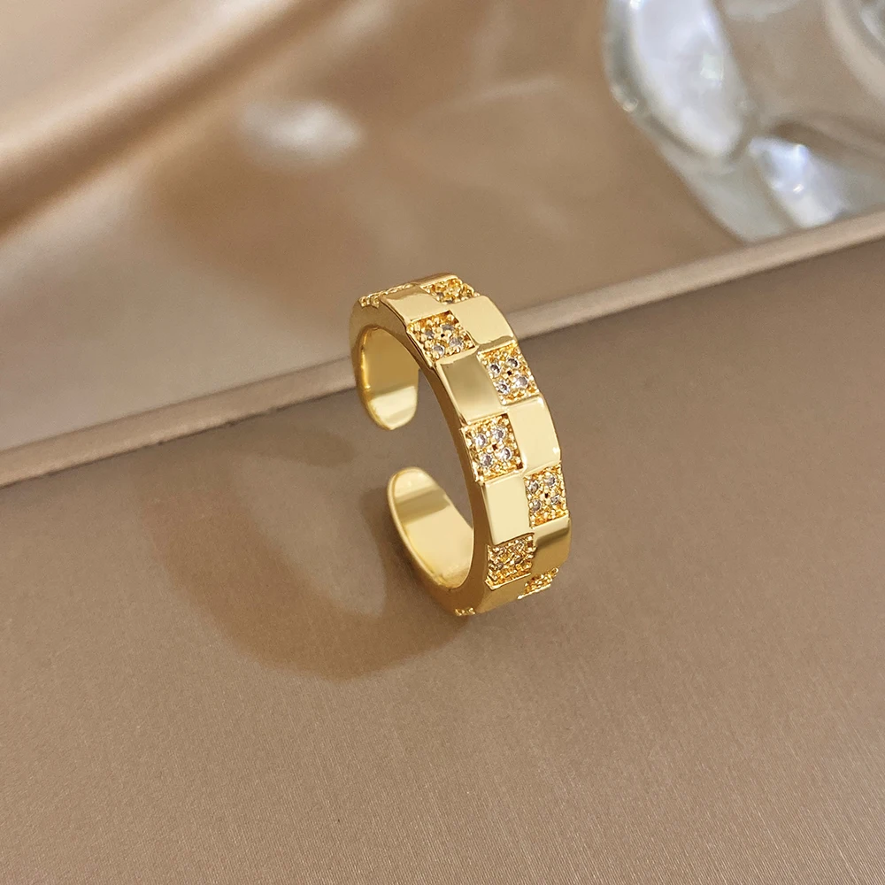 DODOHAO Simple Checkered Rhinestone Inlaid Open Ring for Women Chunky Gold Color Adjustable Ring Daily Wear Lady Jewelry Gift