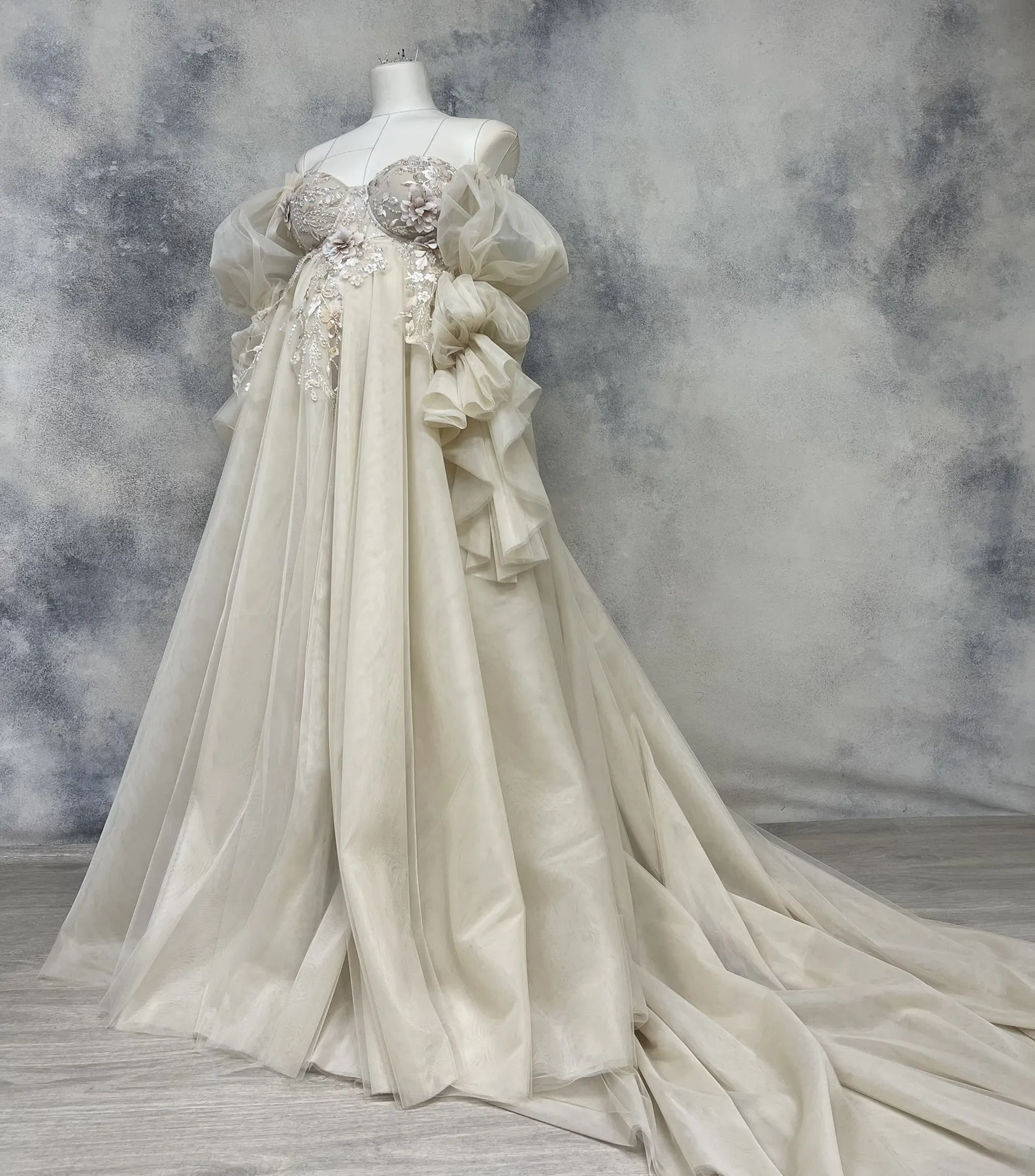 

Puffy Ivory Maternity Robes Off Shoulder Lace Long Sleeves Pregnant Women Photography Dresses Sexy Customized Baby Shower Gowns