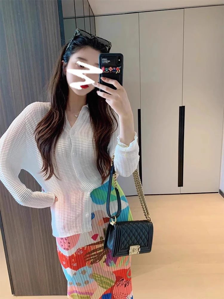 

Легкий летний комплект из двух предметов: белая верхняя одежда и плиссированная юбка с принтом, модный костюм из полиэстера