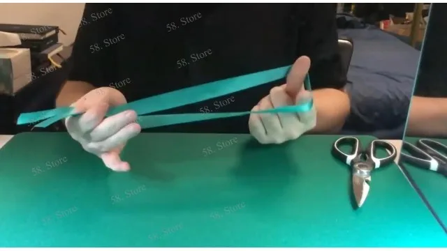 

Christmas Cut And Restored Ribbon By Fraser Gould Magic tricks ( 58 Store Download )