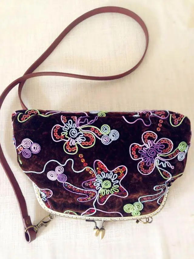 Lost in Vinatge Purple Velvet Clasp Clutch Sequins Bag Snap Closure Metal Frame Pink Ball Kiss Lock Feather Strap Evening Party