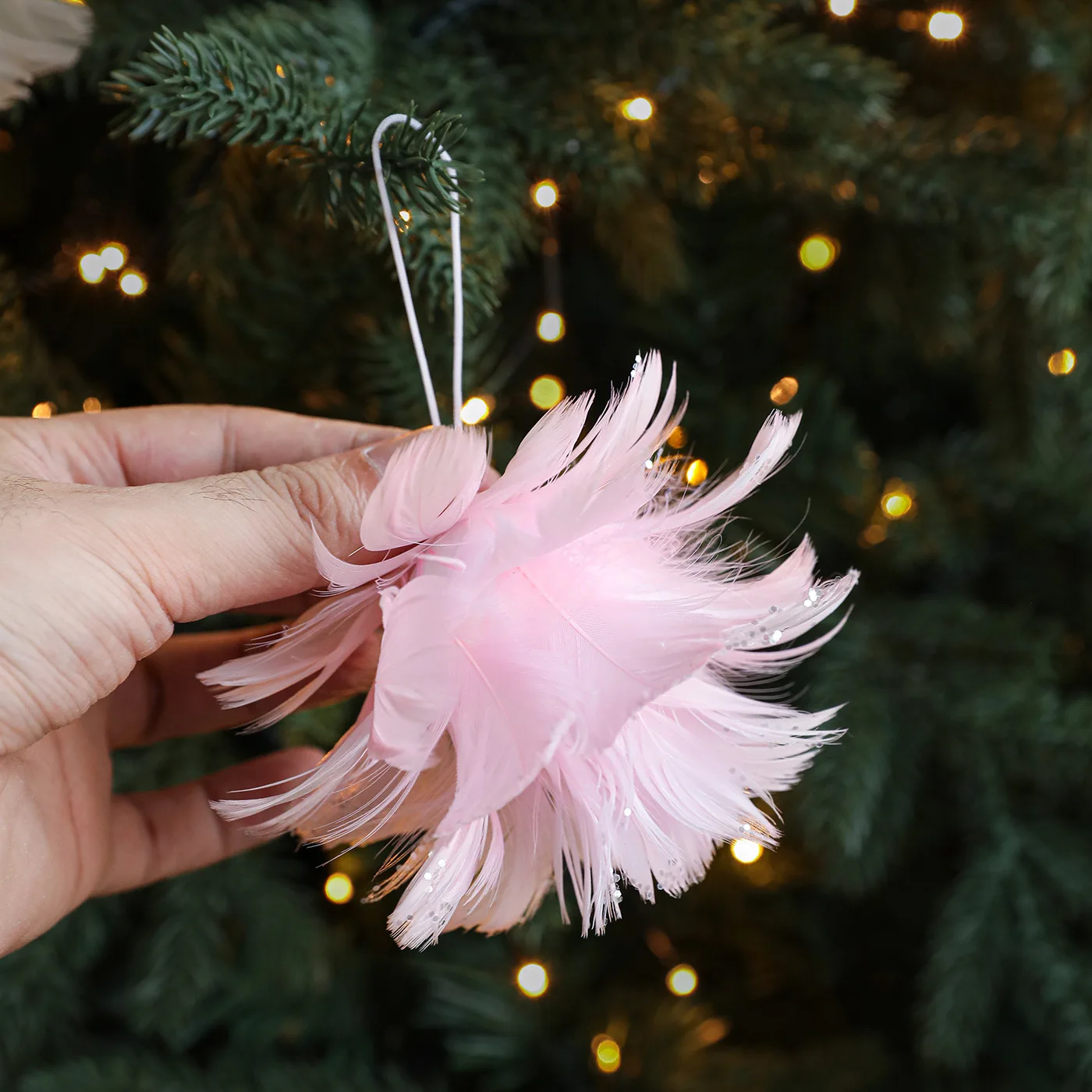 ผงขนนกสีชมพูขาวแบบใหม่ ลูกบอลโฟมคริสต์มาสแบบเหนียว ของตกแต่งต้นคริสต์มาส อุปกรณ์ตกแต่งคริสต์มาส