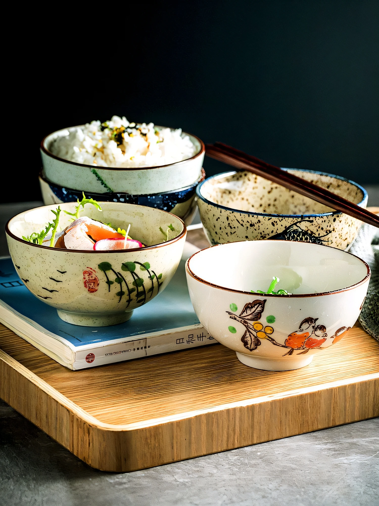 

Круглая индивидуальная сервировочная миска из фарфора в японском стиле с подглазурной росписью, пригодная для использования в микроволновой печи