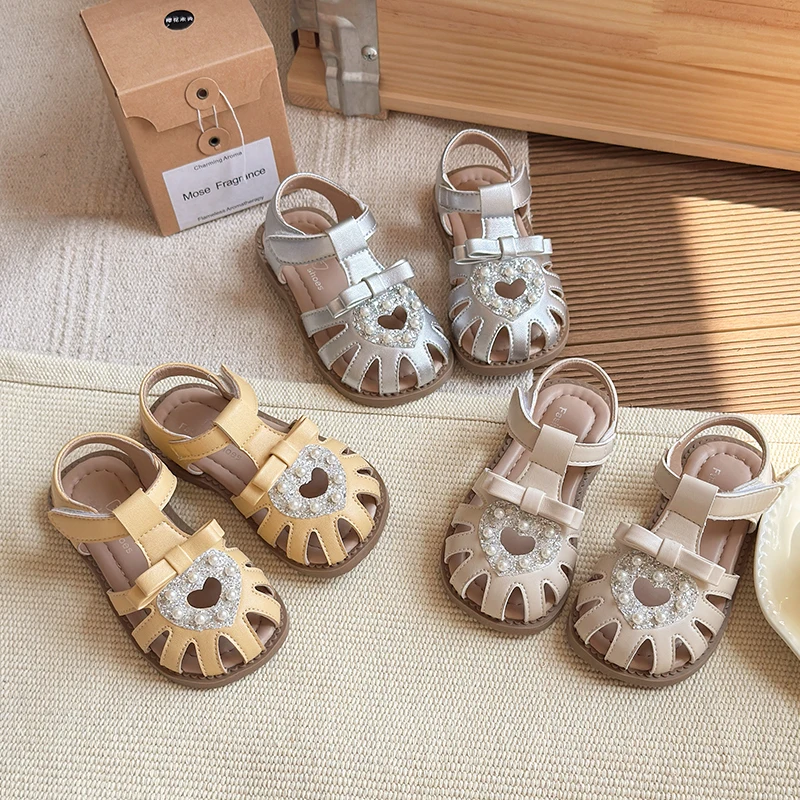 Kid Shoe Girl Soft Soles Casual Fashionable Princess Shoes New Baotou Cut-outs Beach Shoes Rhinestone Love-Shape Girl Sandals