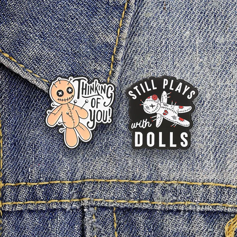 �Noch immer mit Puppen spielen“ – Voodoo-Puppe, sarkastisches Sprichwort, Emaille-Abzeichen, Metall-Anstecknadel, Brosche für Jeans, Reversdekor, Geschenk für Freunde. – Detail 2
