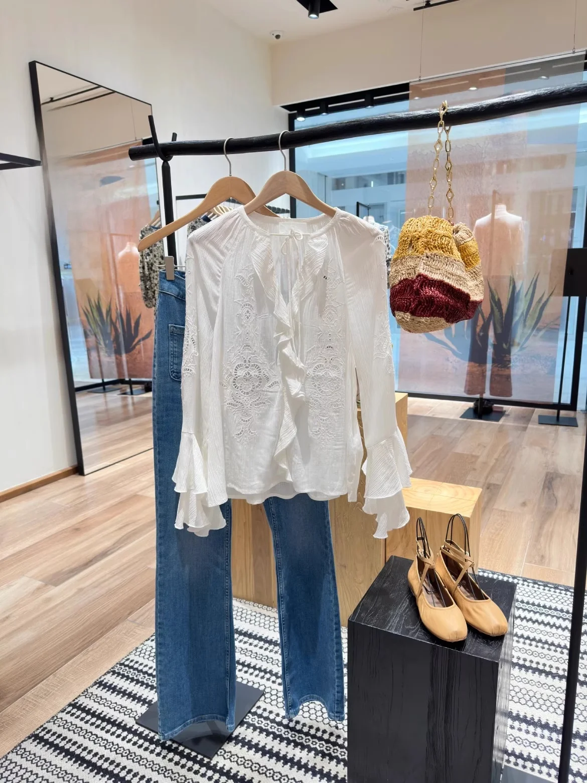 

Белая вышитая ажурная блузка Heidd BA2025: Модная женская приталенная модель с длинным рукавом из дышащего полиэстера для осени-зимы