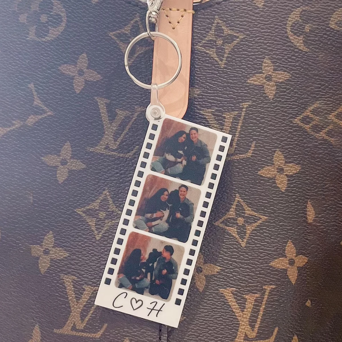 Personalisierter Schlüsselanhänger mit Foto-Streifen | Valentinstagsgeschenk für Ihn | Valentinstagsgeschenk für Sie | Geschenke für Paare | Geschenk für den Freund | Geschenk für die Freundin – Detail 5