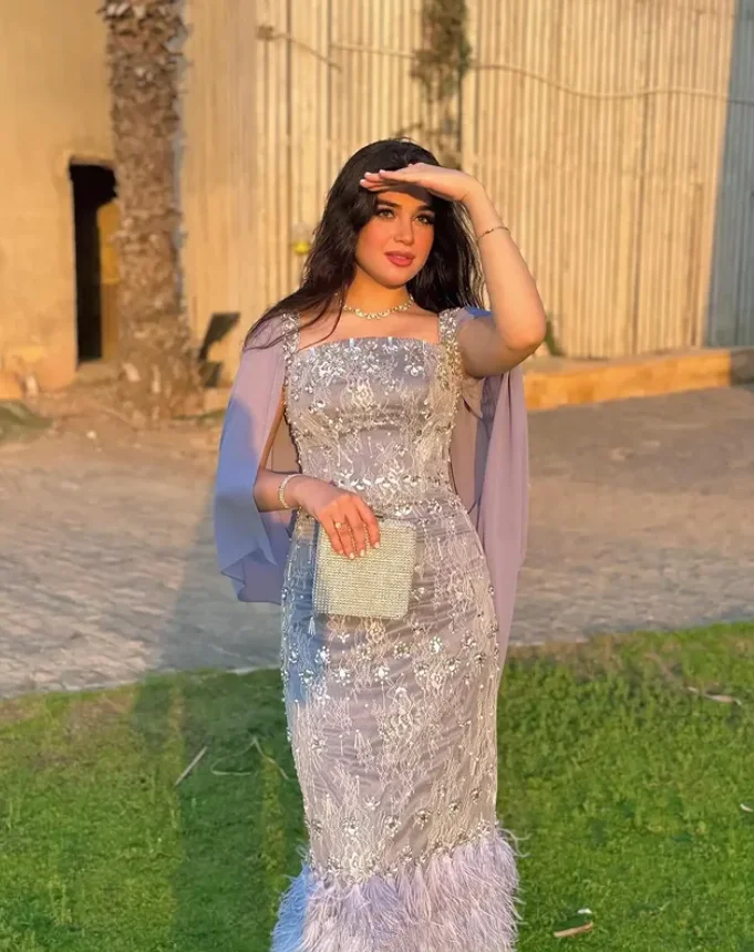 Abiti da sera a sirena lunghi fino al tè lilla con mantella Abito da gala quadrato con piume di pizzo di cristallo di lusso su misura in jersey su misura