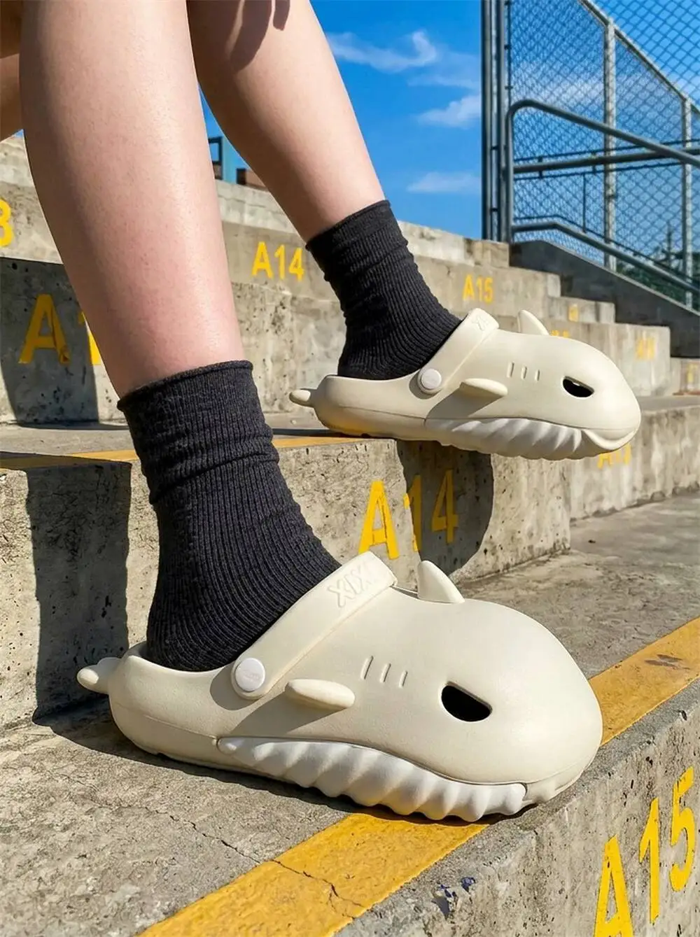 

2026 New Creative Shark Design Clogs Men Women Summer Stylish Non Slip Arch Support Closed Toe Beach Casual Slides