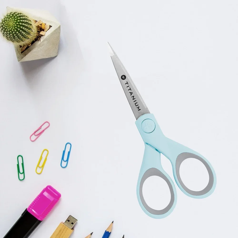 مقص صياغة من التيتانيوم ذو طرف صغير خفيف الوزن ومريح ومقاوم للتآكل وخياطة مثالية للمنزل والمكتب والفصول الدراسية