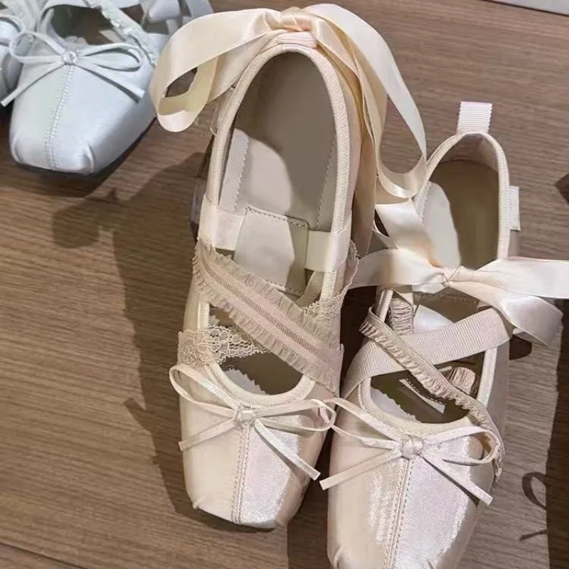 Mary Jane Premium Silber Satin Eckige Spitze Schnürschuhe 2026 Neue Einzelschuhe