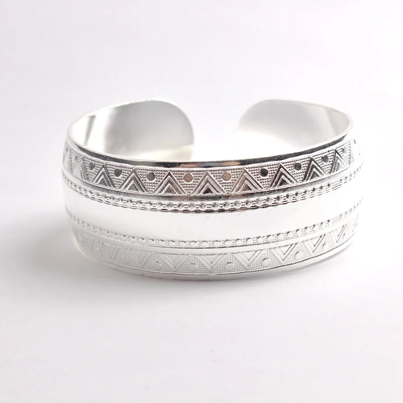 Modisches, silberfarbenes Tibet-Armreif-Armband für Damen, Boho-Ethno-Stil, Metall, geschnitzte Blumen, Zigeuner-, Stammes-, afghanischer und indischer Schmuck. – Detail 3