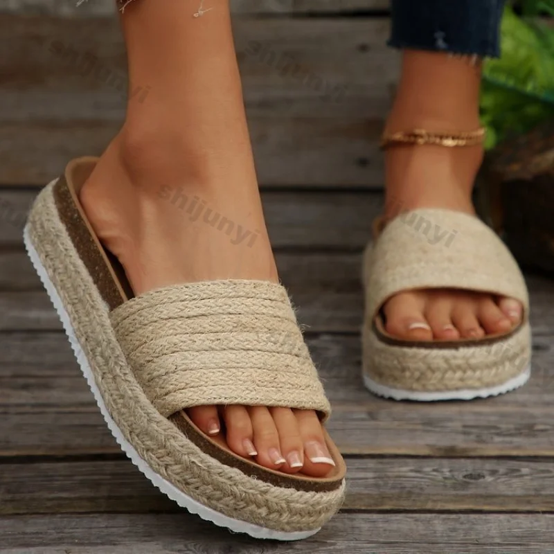 شباشب نسائية كبيرة الحجم موضة صيف 2025 صنادل أرضية خارجية حبل القنب نسج الانزلاق على حذاء كاجوال مسطح مريح