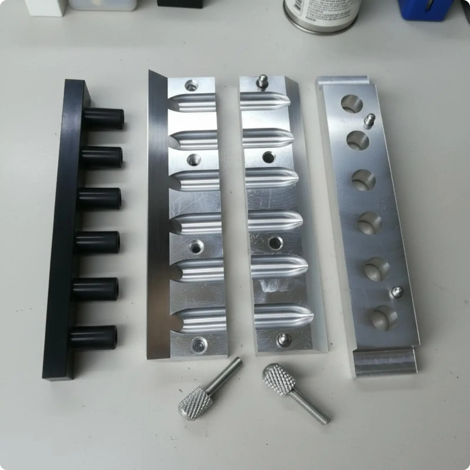 kit-de-moule-a-rouge-a-levres-diy-formeuse-a-surface-plane-en-aluminium-pour-la-creation-de-couleurs-a-levres-faites-maison-avec-six-fentes-espacees-uniformement