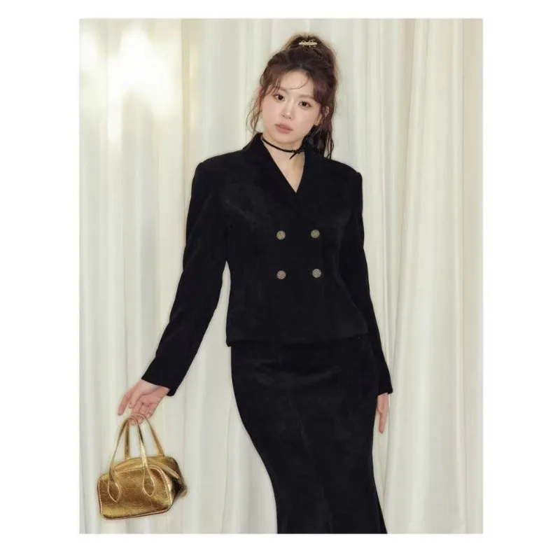 

Высококачественный топ и длинная юбка. Костюмная юбка из двух частей, универсальный звездный темперамент осенью и зимой.