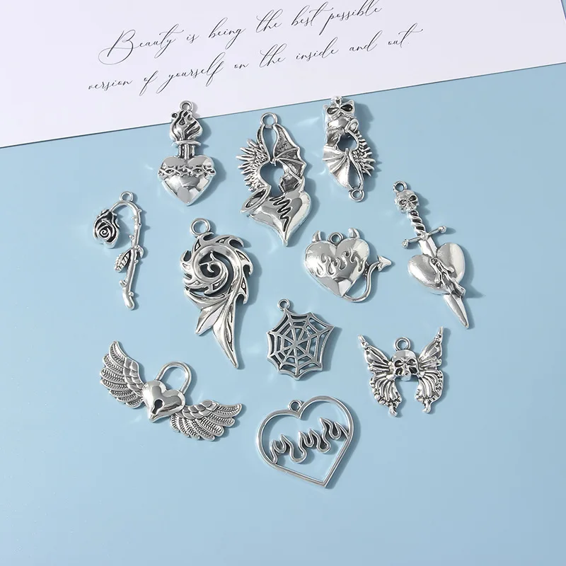 10ชิ้นผสมอัลลอยด์โบราณกลวงหัวใจกะโหลกศีรษะรักดาบปีกสำหรับเครื่องประดับทำ DIY ทำด้วยมือจี้ฮาโลวีน
