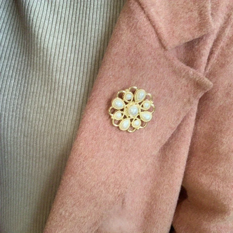 Elegant Brooch Pearl Corsage Small Fragrant Wind Western Antique Brooch Female Versatile Coat Pin