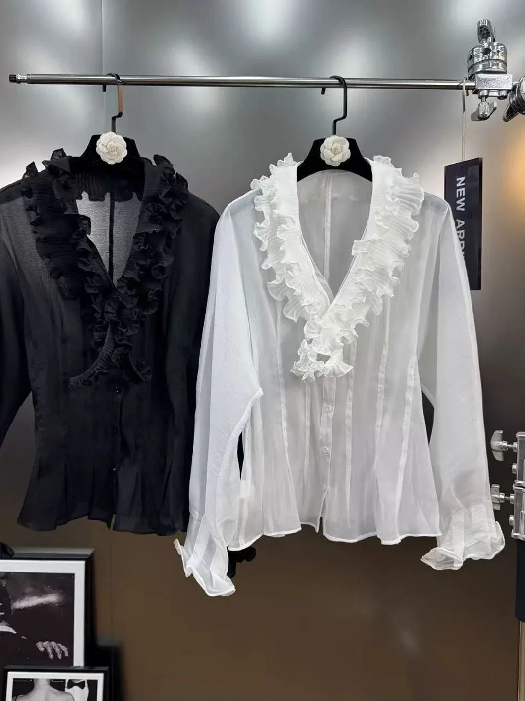 

Elegant Korean Style Long Sleeve White Shirt with Ruffle Collar And Waist Cinching Gored Skirt Design for Young Women