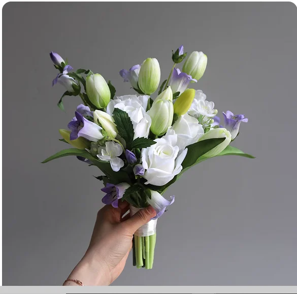 

Фиолетовые колокольчики с цветами для свадебной фотографии невесты, имитация букета, домашний стол с декоративным шелковым цветком