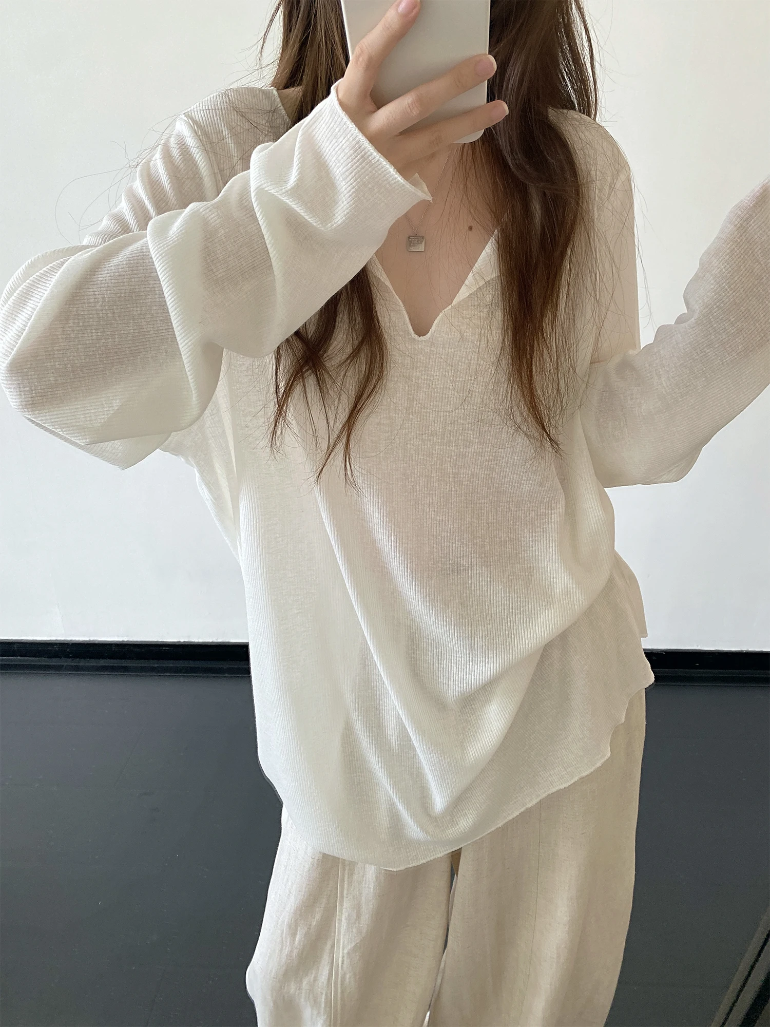 SunYeo Minimalist Loose Long Sleeve V-Neck Linen-Like Sun-Protective T-Shirt Women's Summer Breathable Thin Regular-Length