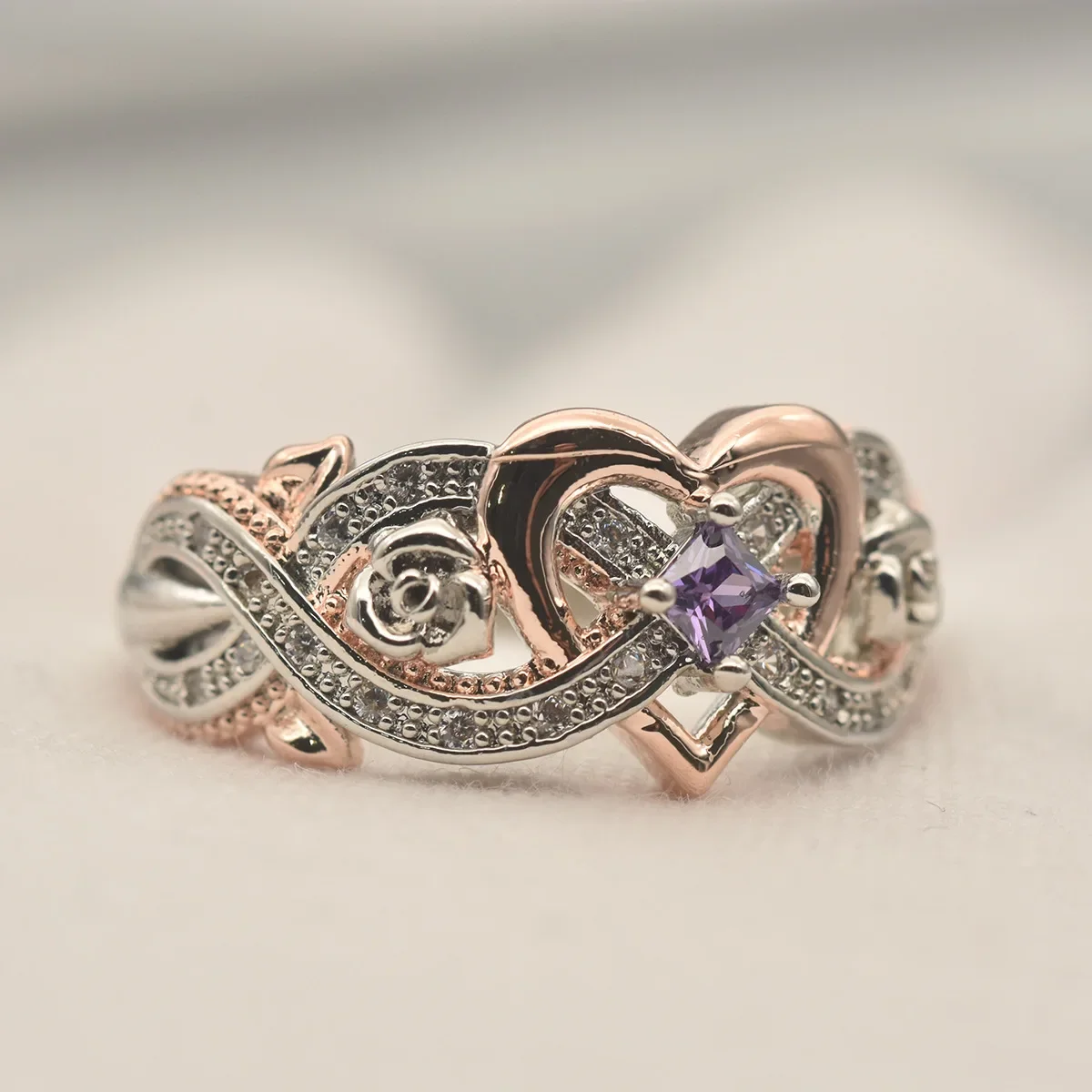 Fashion Personality Hollow Rose Flower Diamonds Romantic Heart Jewelry Vintage Punk Finger Ring for Women Custom Jewelry