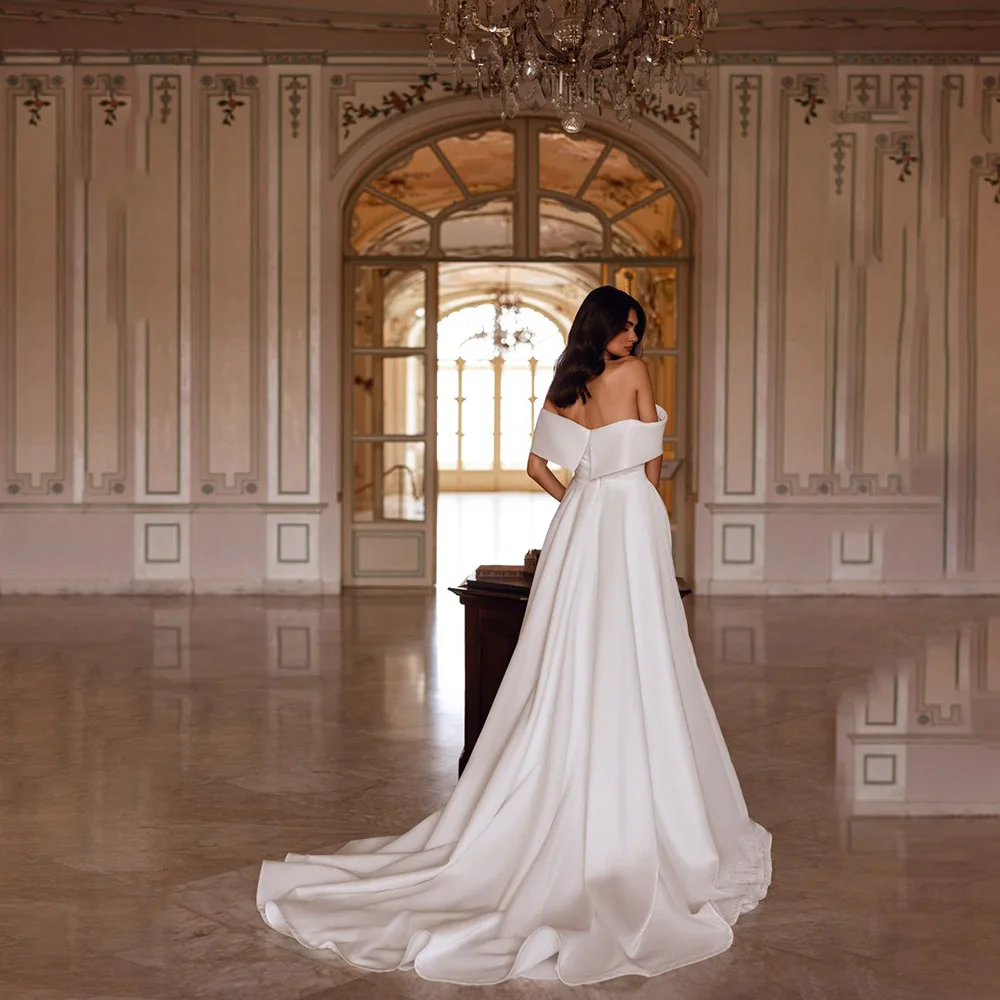 2025, trendiges, schulterfreies, ärmelloses Brautkleid aus Satin, trägerlos, mit Schleife und seitlichem Schlitz, langer Schleppe, elegantes Luxus-Brautkleid