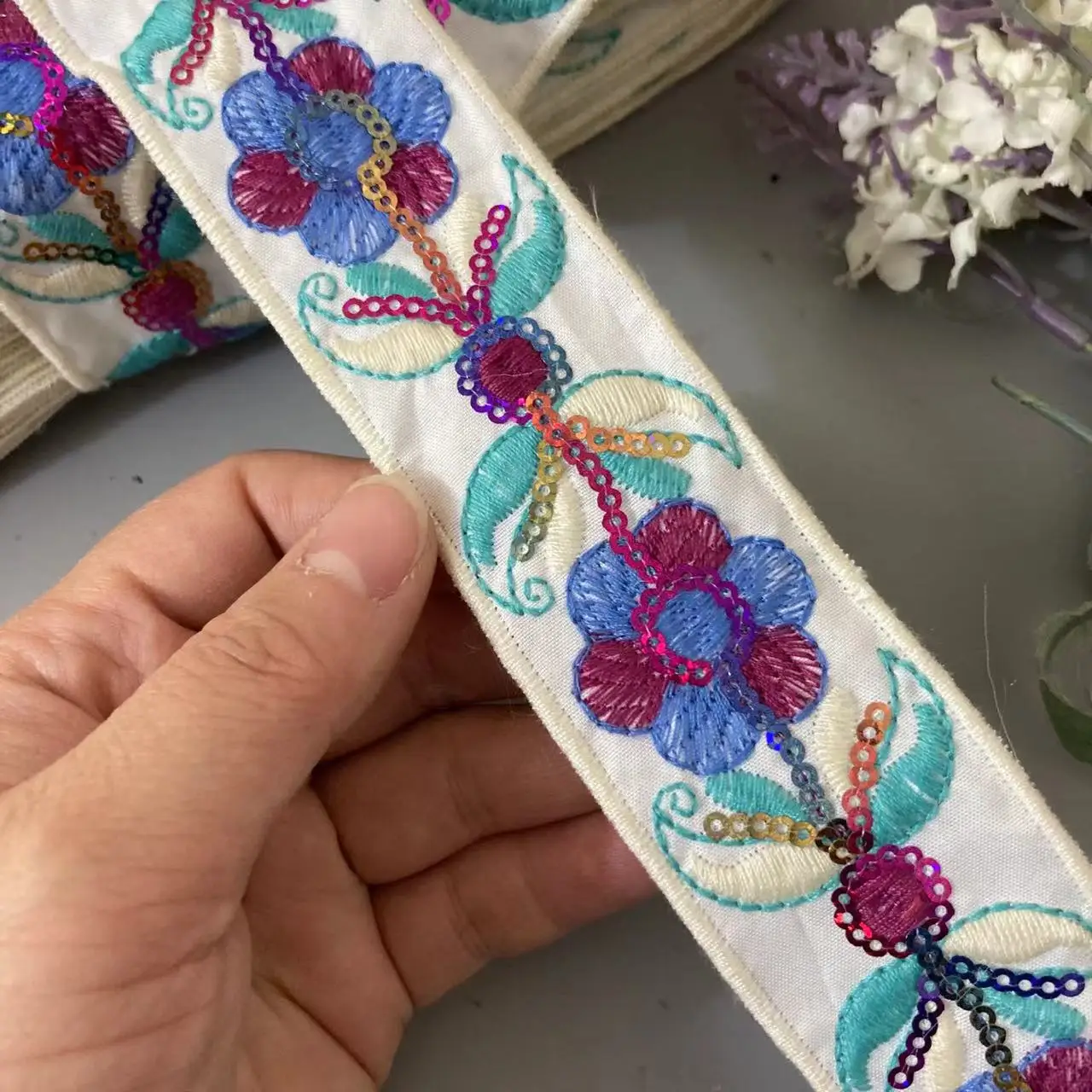 

New 1 Yards White 4cm Vintage Ethnic Fabric Trim Ribbon Flower Sequins Embroidery Computer Embroidery Belt Accessories