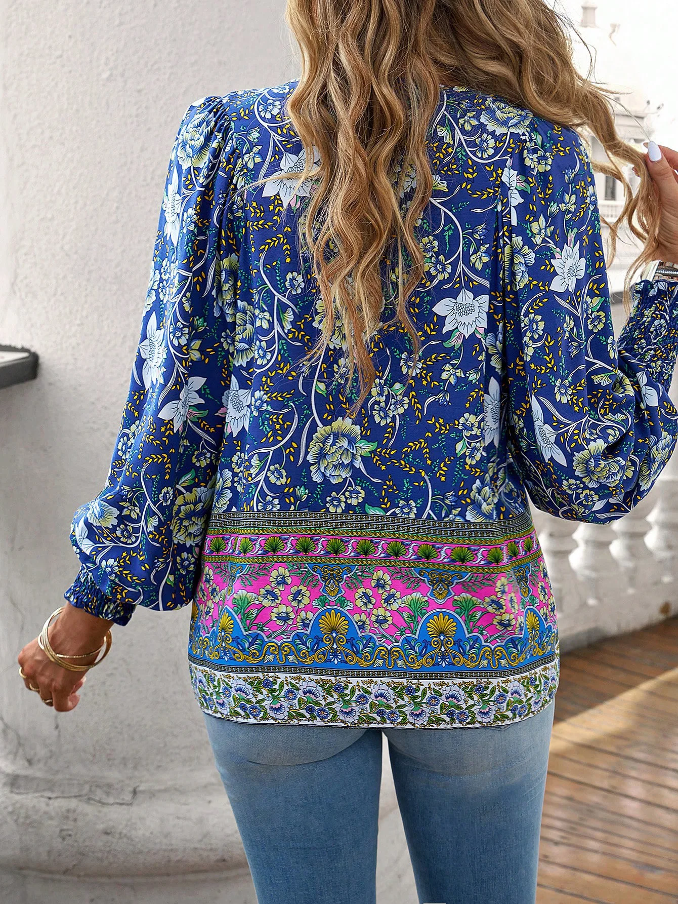 Sommerliche Damen-Chiffonbluse mit Print, elegantes V-Ausschnitt-Langarmshirt, ungeöffnete Vorderseite, Freizeitbluse – Detail 12