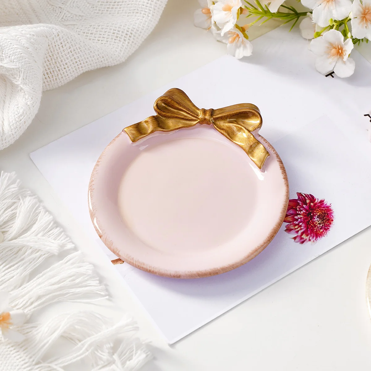 1PC, Simple Resin Material, Aged Pink Tray, Bow-Shaped Round Decorative Plate, Suitable for Indoor Home Decoration