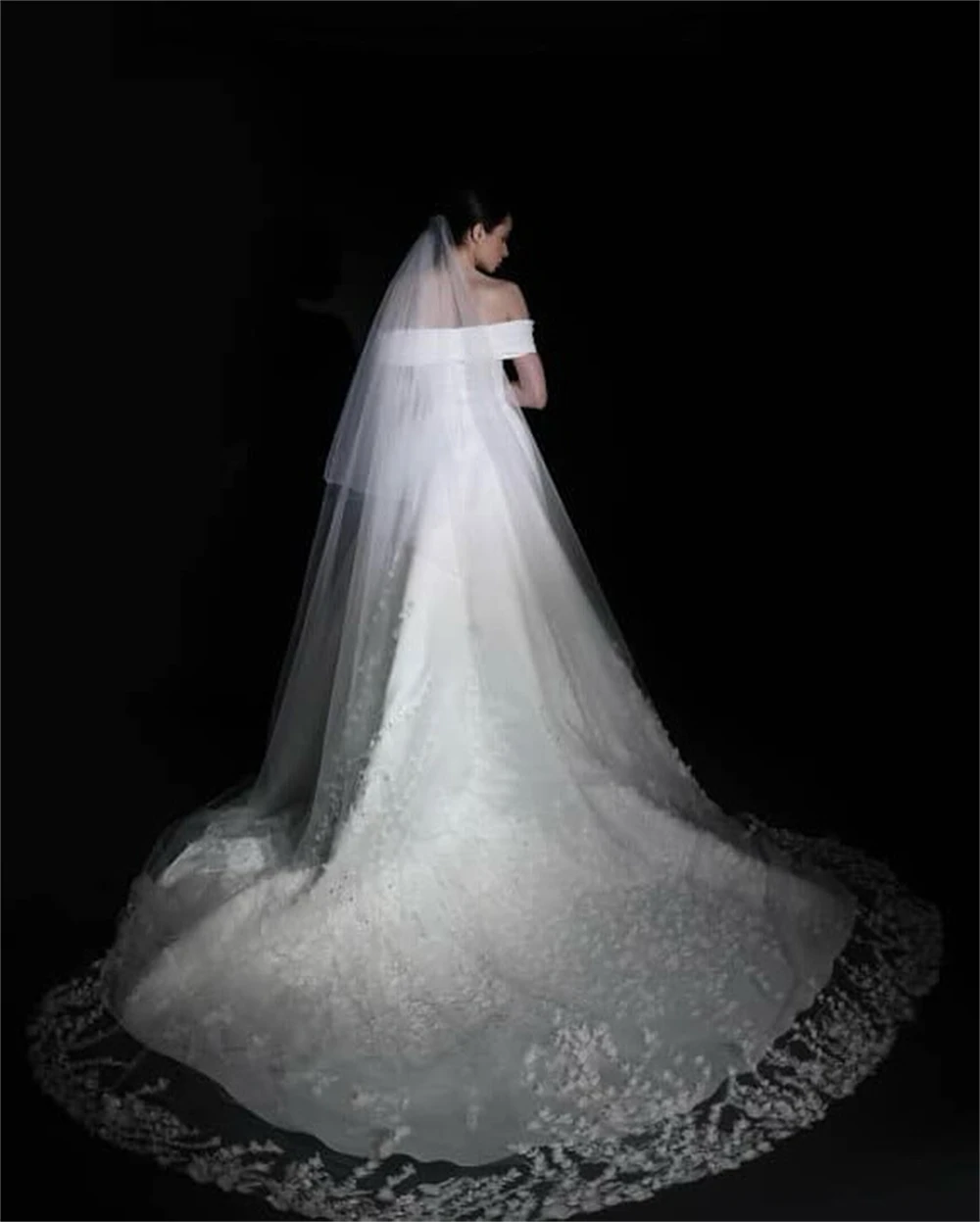 ชุดแต่งงานสไตล์โบฮีเมียนสีขาวแบบเรียบง่าย คอเรือ เปิดไหล่ ทรงเอไลน์ พร้อมชายกระโปรงยาว