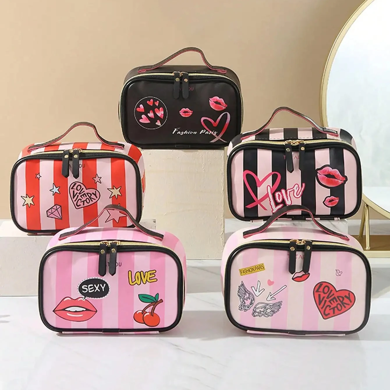 

Striped Heart-shaped Lip Print Portable Storage Bag, Suitable for Different Scenarios, with A Convenient Double Zipper Design