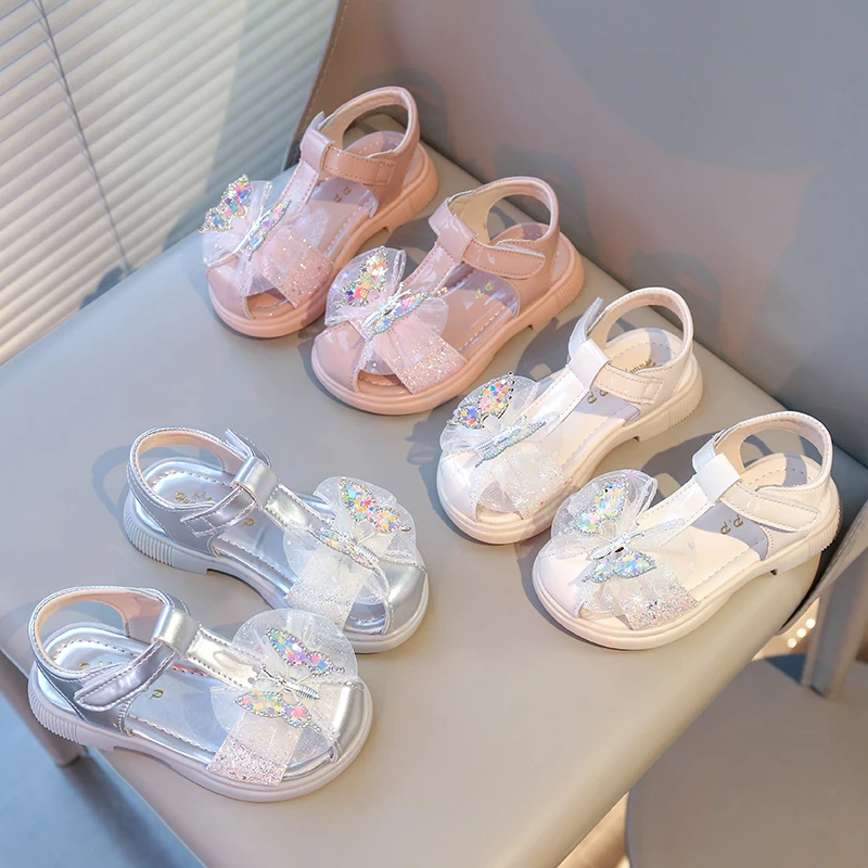

Детская повседневная обувь, сандалии из искусственной кожи с кристаллами и бабочками, летняя обувь для девочек, на липучке, с мягкой подошвой, бежево-розовые, размеры 23-33