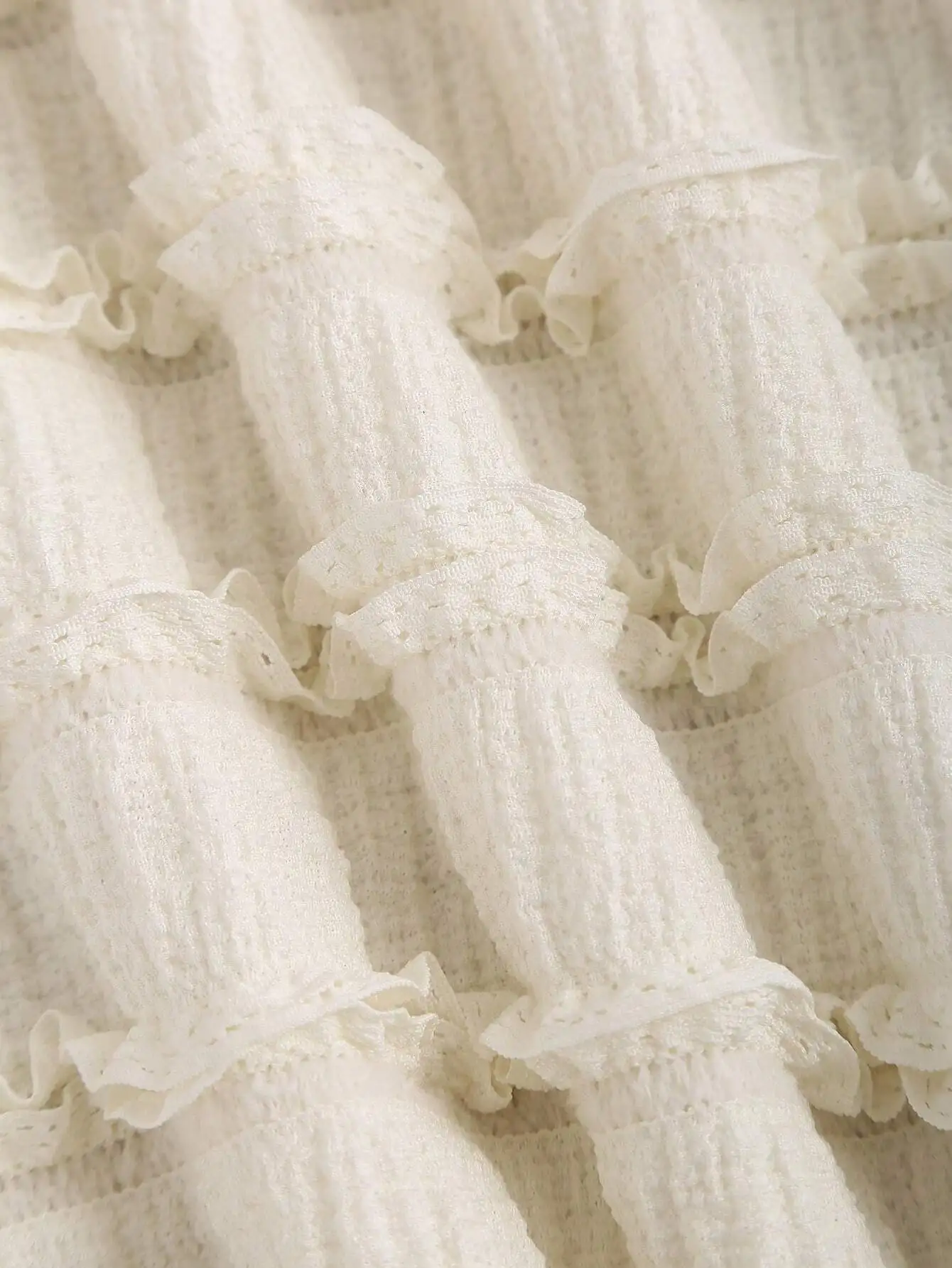 เดรสแม็กซี่สีขาว คอเชือกผูก แต่งระบาย พร้อมดีเทลห่วง ทรงเข้ารูป ชายกระโปรงทรงหางปลา สำหรับใส่ลำลองในฤดูร้อน