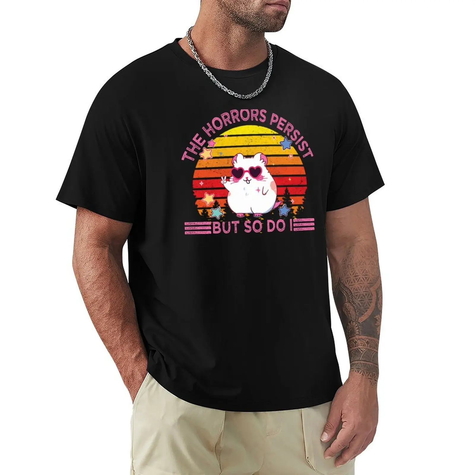 les horreurs persistent, mais moi aussi. T-shirt de style vintage avec un design graphique simple.