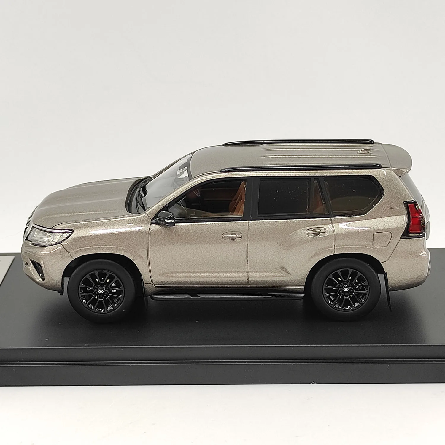 مرحبا قصة 1:43 مقياس تويوتا لاند كروزر برادو 2021 الراتنج نموذج سيارة تحصيل لعبة هدية تذكارية عرض حلية #2