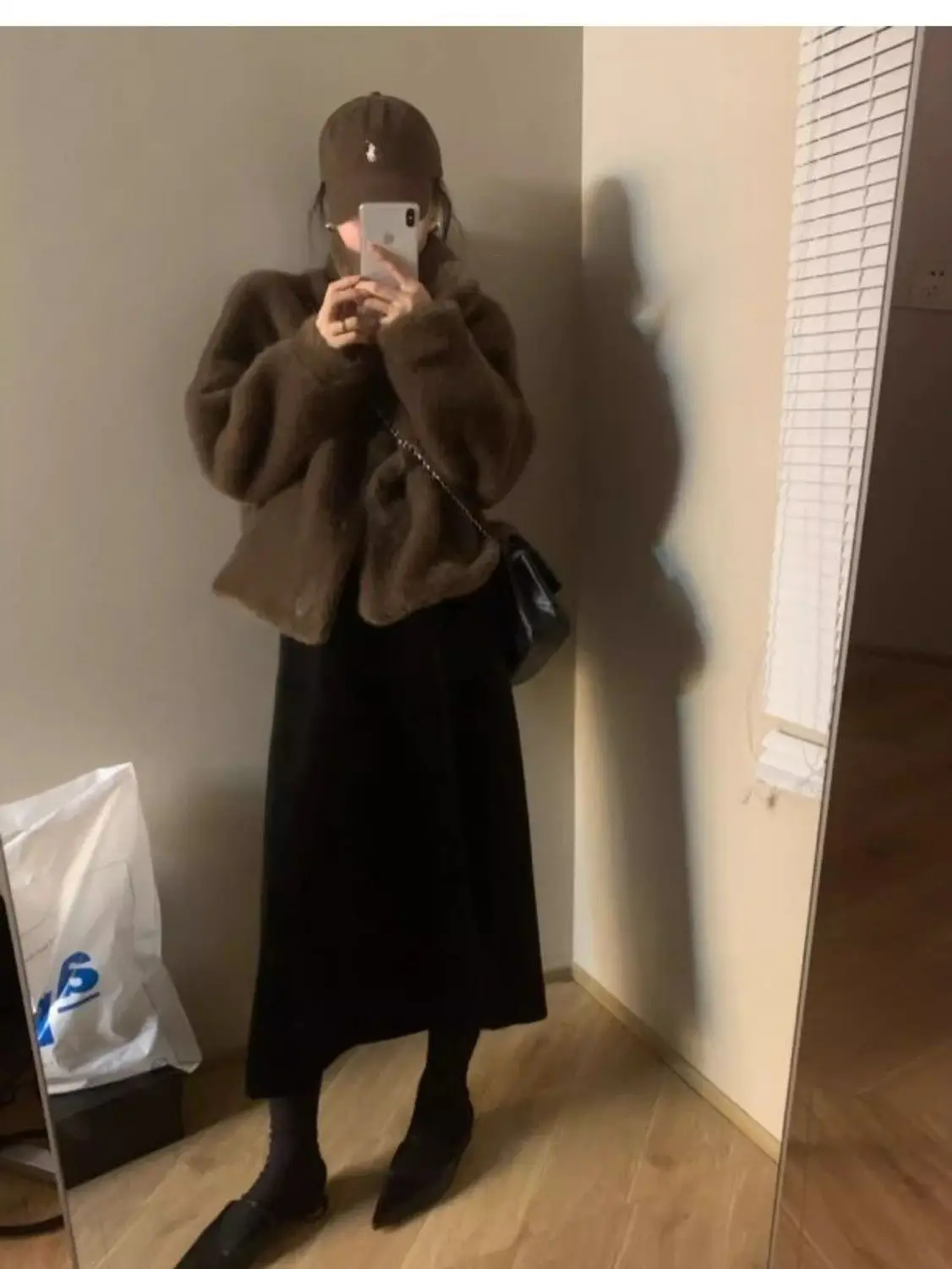 Kunstpelz-Mädchen-Jackenmäntel für Damen, neu, gesteppt, für Arbeit, ältere Menschen, beliebt, Flanell, schick, gemütlich, mit Reißverschluss, gespleißt, modischer Regenbogen-V-Trend