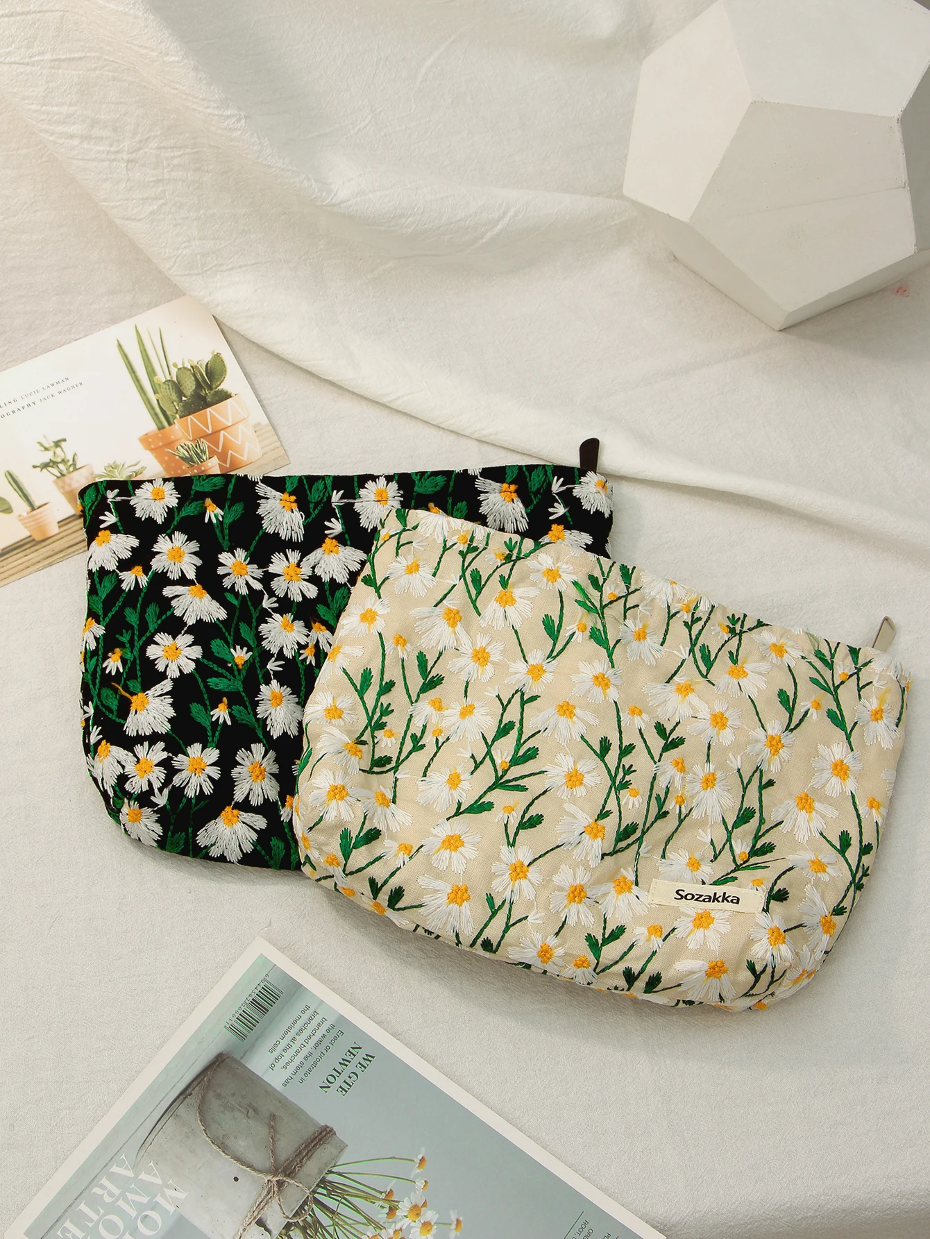 New Arrival Embroidery Aaisies Flower Makeup Bag Women\'s Art Simple Portable Large Capacity Storage Case