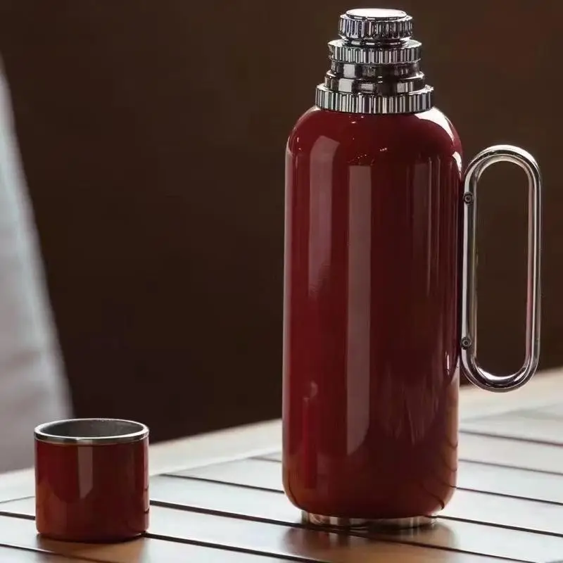 وعاء عازل حراري ببطانة من التيتانيوم النقي، وساعة ميكانيكية لوعاء الحساء، وغلاية عرض السيارة