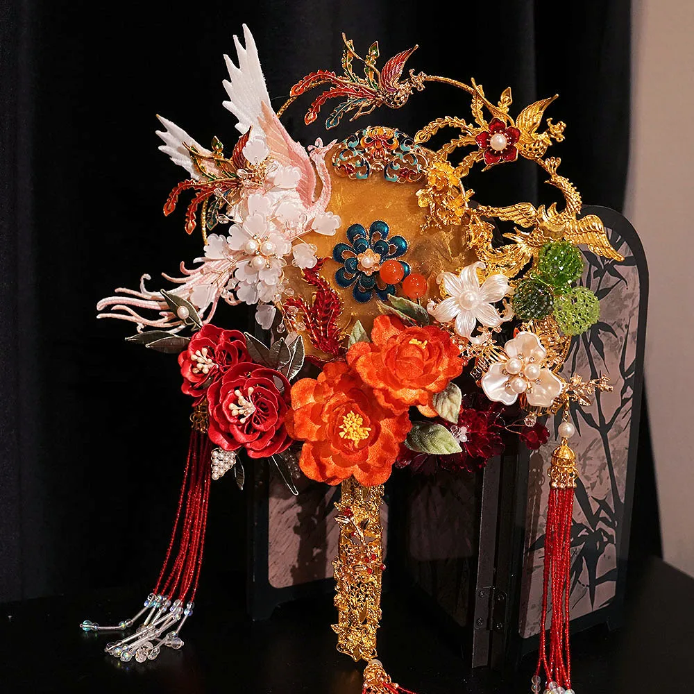 The bride's wedding show is a fan, a new Chinese intangible cultural heritage flower covering flower, a golden finished product