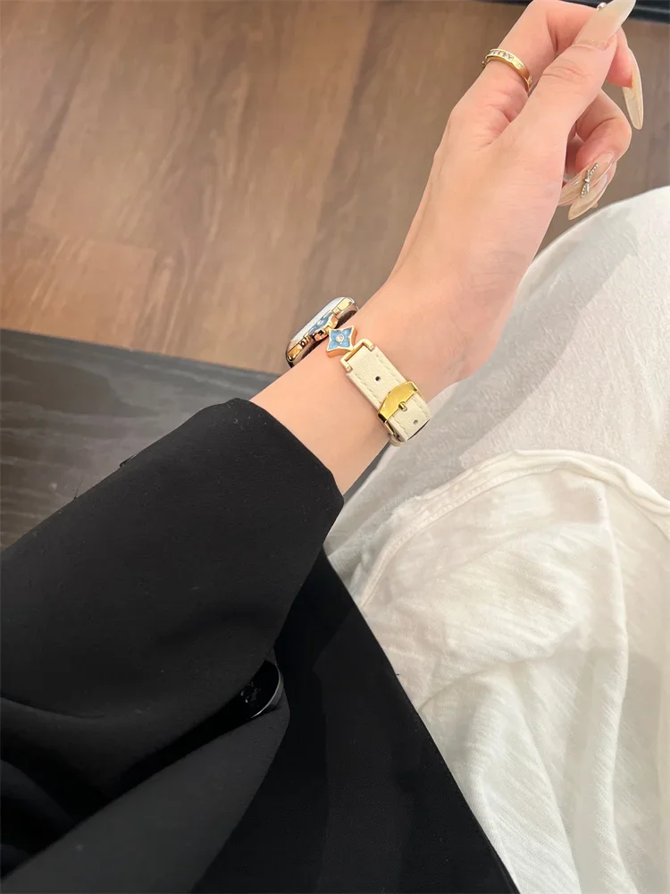 Pulseira de Couro para Apple Watch, Flor de Metal, Elegante, Mulheres de Luxo para iWatch 49Ultra, 9, 8, 7, SE, 6, 5, 4, 3, 41mm, 45 milímetros, 40 milímetros, 44 milímetros