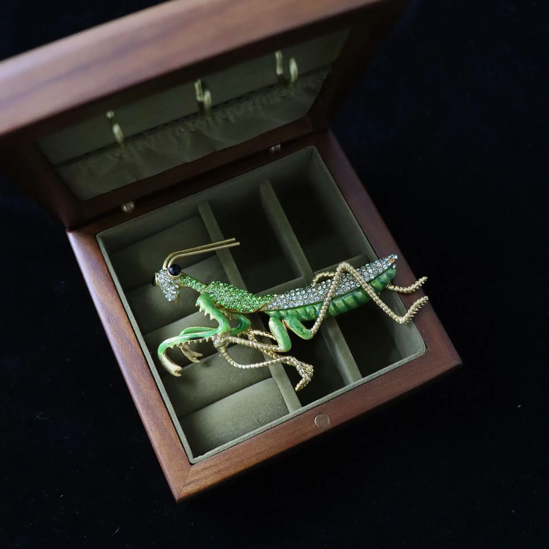 Vintage exquisite mantis brooch