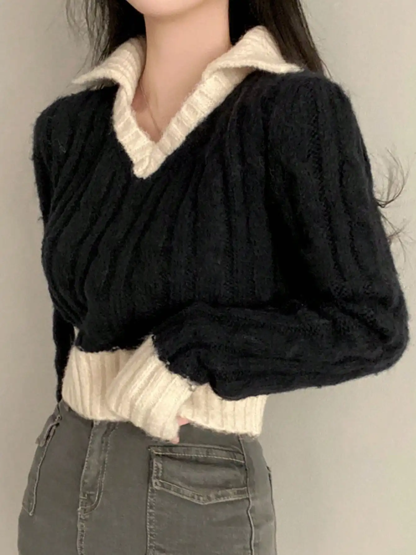 

Korean Chic Autumn and Winter Sexy Style Contrasting V-Neck Twist Knitwear Small High-Waisted Short Pullover Knitwear for Women