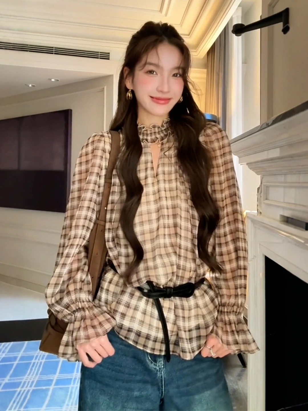 

Женская рубашка в корейском стиле с рукавами-фонариками, в клетку, свободного кроя, с V-образным вырезом, новинка ранней весны, модный топ с деревянными пуговицами