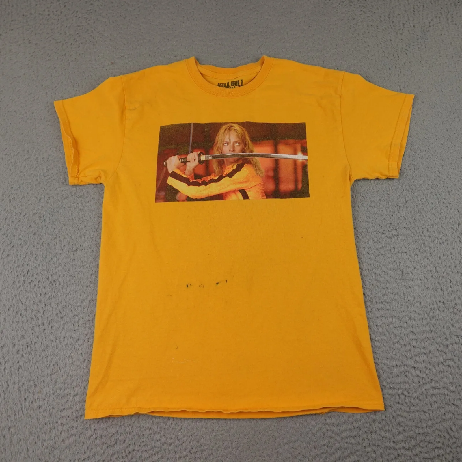 camisa-kill-bill-volume-1-masculina-media-espada-amarela-grafica-manga-curta-tarantino