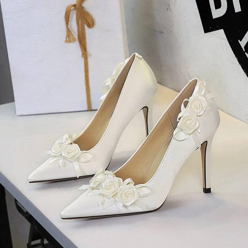 Damen Französische Weiche Weiße Satin Spitze Pumps mit 3D Satin-Rosenblüte, Dünner Stiletto-Absatz, Elegante Hochzeit Braut Brautjungfer Formelle Abend-Schuhe