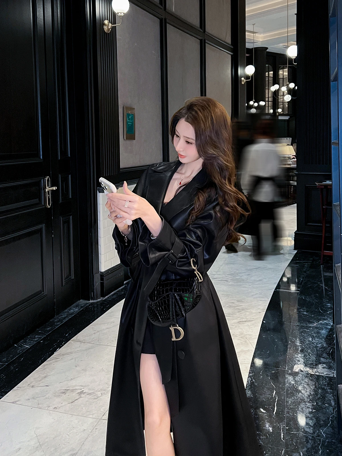 Casaco Feminino de Couro PU Preto com Caimento Solto, Lapela Sob Medida, Manga Longa, Cintura com Cinto, Efeito Emagrecedor, Novo Estilo Casual para Primavera Outono