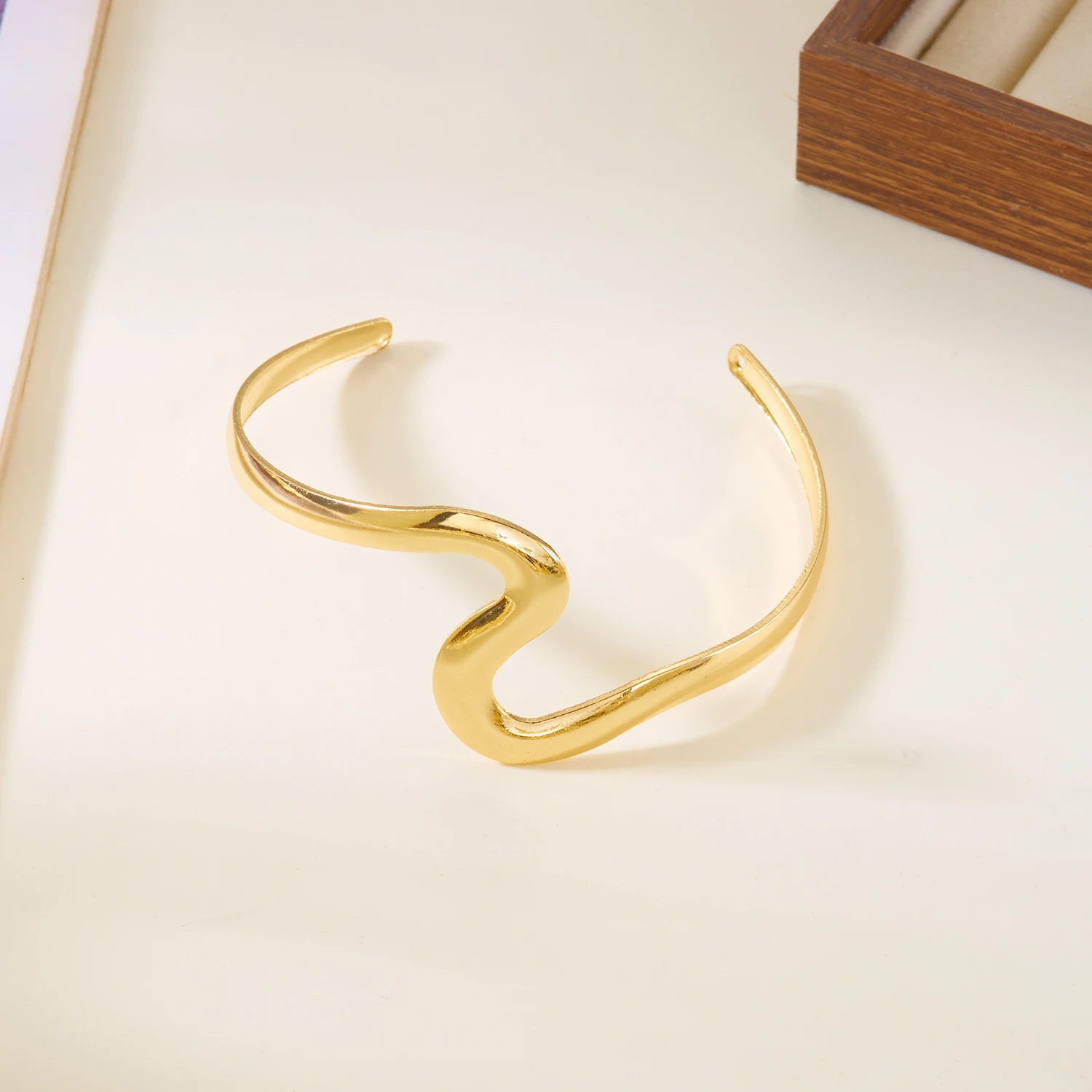 Minimalistisches Gold-Silbrig-Farben-Wellen-Armstulpen-Armband für Frauen, abstrakte Kurve, obere Armbinde, verstellbarer Armreif, Strandschmuck, Party – Detail 3