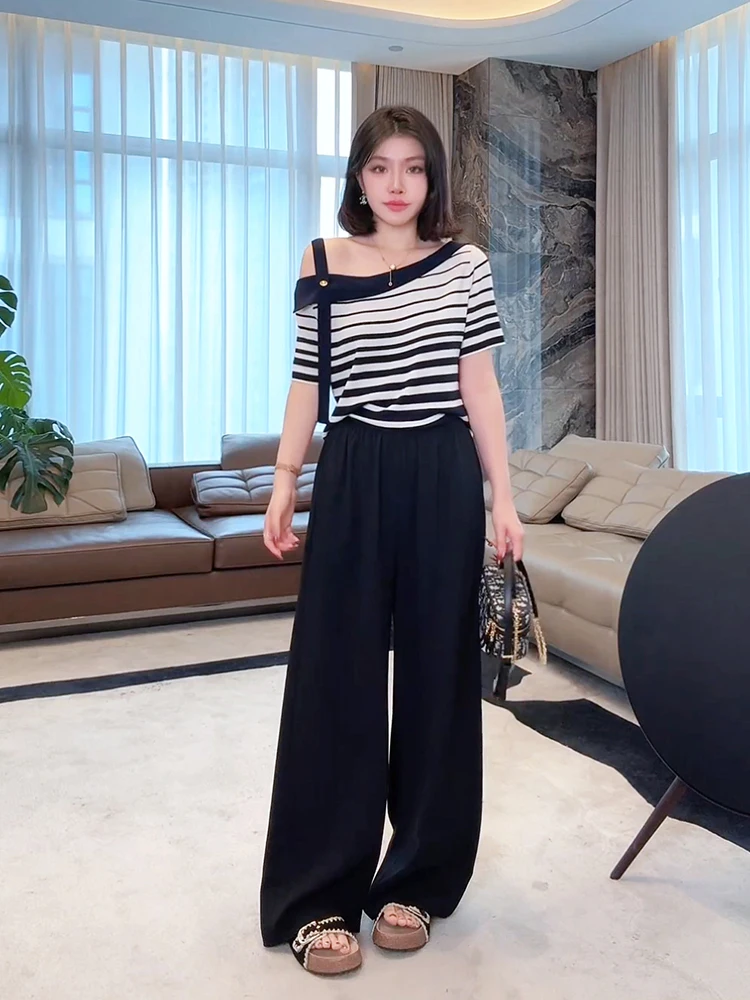 

Вязаная футболка для похудения от Old Yang в черно-белых тонах с диагональным полосатым дизайном на плечах и коротким рукавом для женщин.