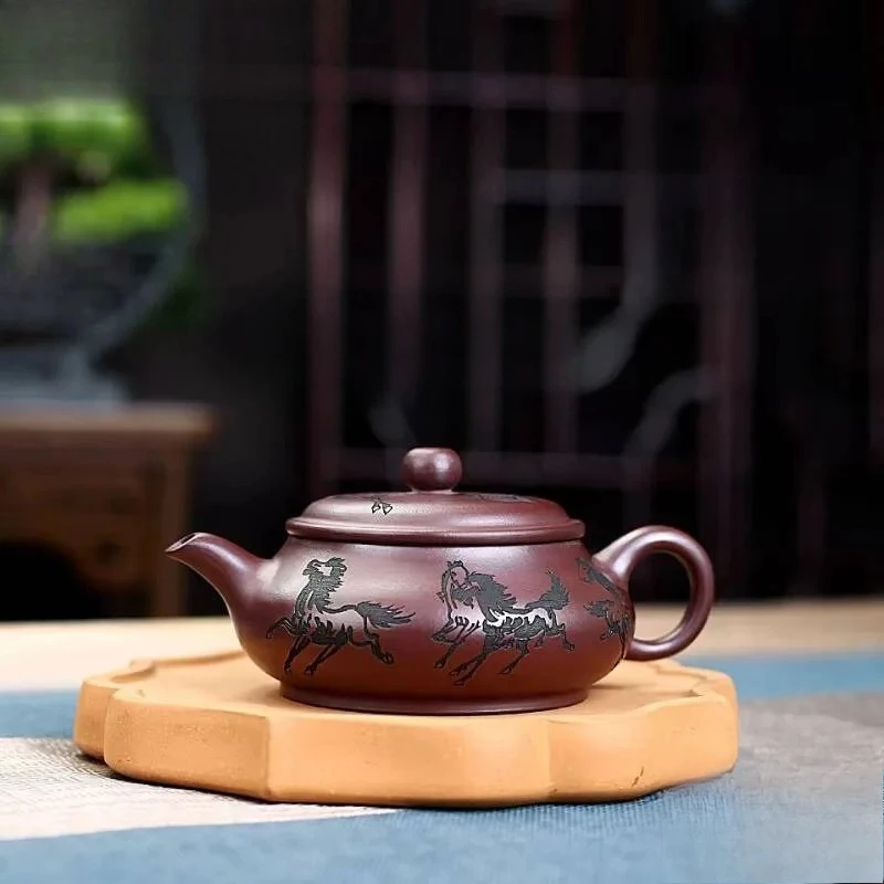 

Чайник из исинской глины (180 мл), ручной работы, обжиг в печи, модель «Восемь Лошадей», из необработанной руды, антикварный красный глиняный чайник с ситечком, набор для чая из глины цзыша