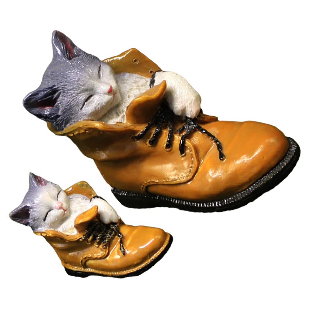 

2Pcs Resin Cat in Shoe Statue Garden Ornament for Outdoor Indoor Use Creative Cat Decor for Lawn Yard Patio Decoration